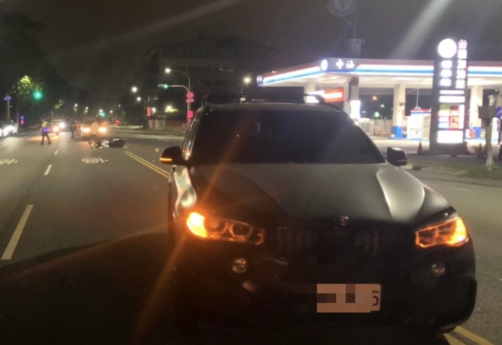 進加油要小心!小港博學路擦撞 重機騎士輕傷 