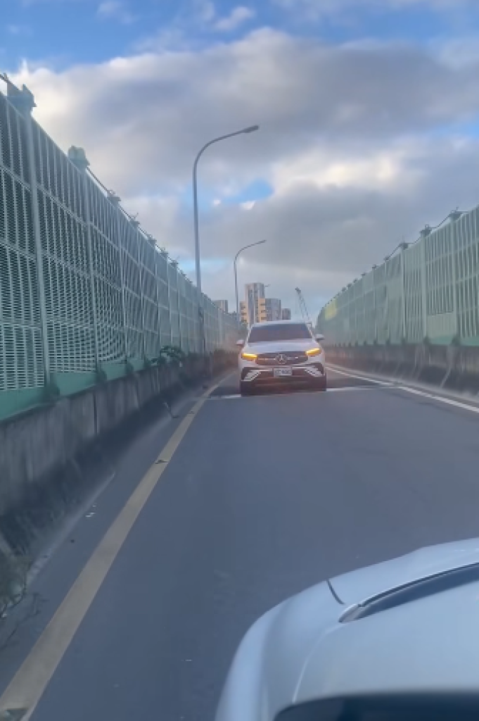 台北重慶北路驚見逆向大冒險！女駕駛撒嬌走錯匝道引十幾台車耐心讓行