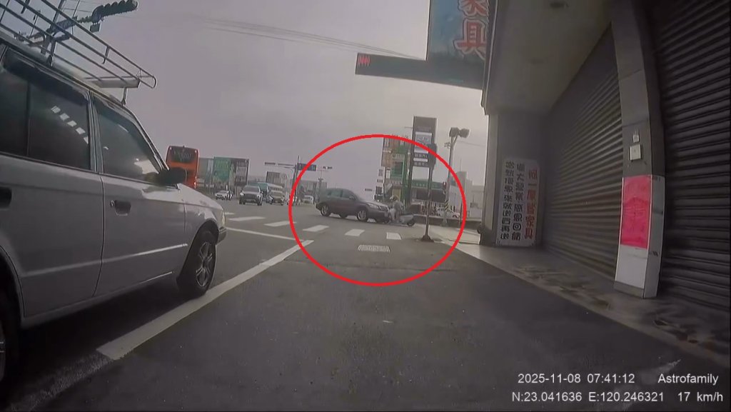 影／待轉區變待撞區！騎士遭左轉休旅車迎面撞　目擊駕駛傻眼：這樣也能撞