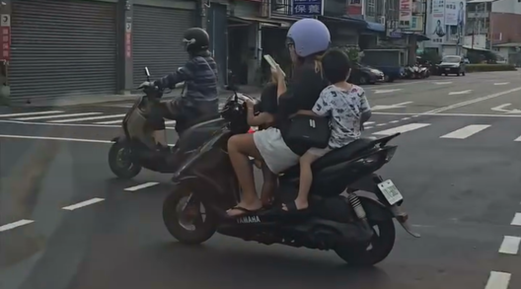 影／危險！媽3貼載沒戴安全帽孩「右手騎車左手拿手機」　網友驚：這有點誇張