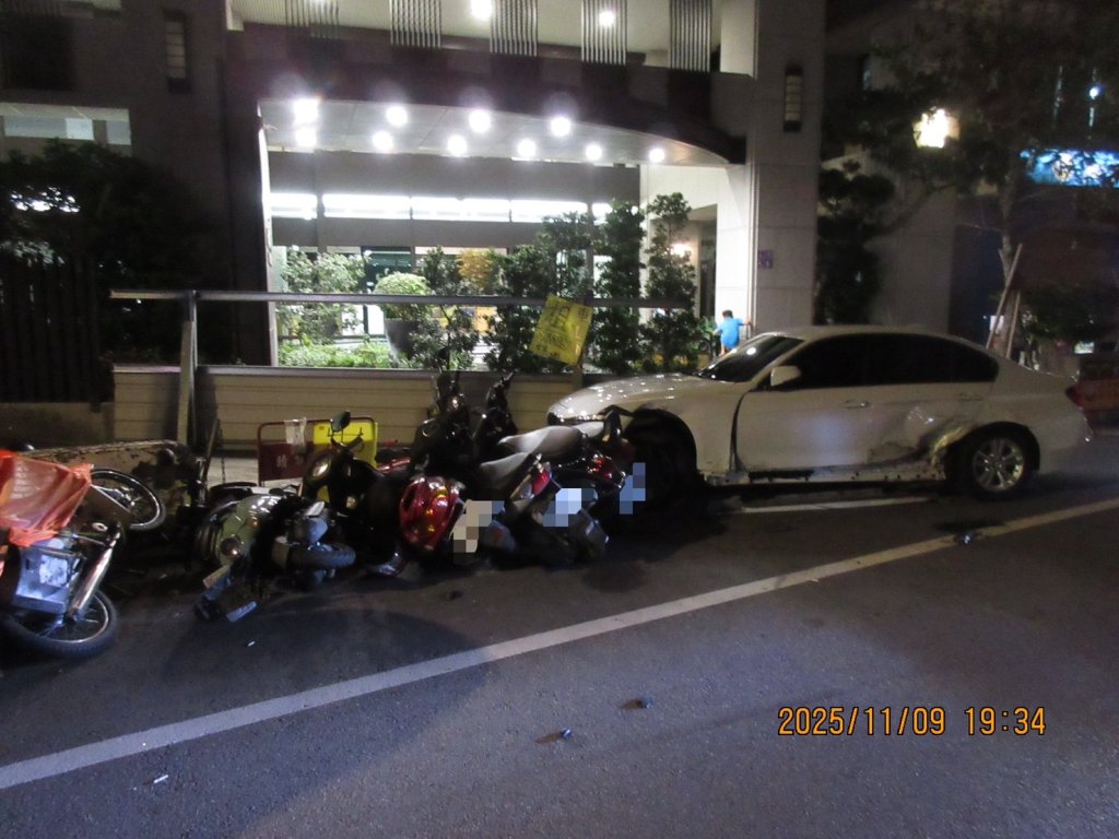 一秒恍神釀「連環撞」！大里女駕駛疑疲勞開車　Lexus掃進13輛機車所幸無人傷