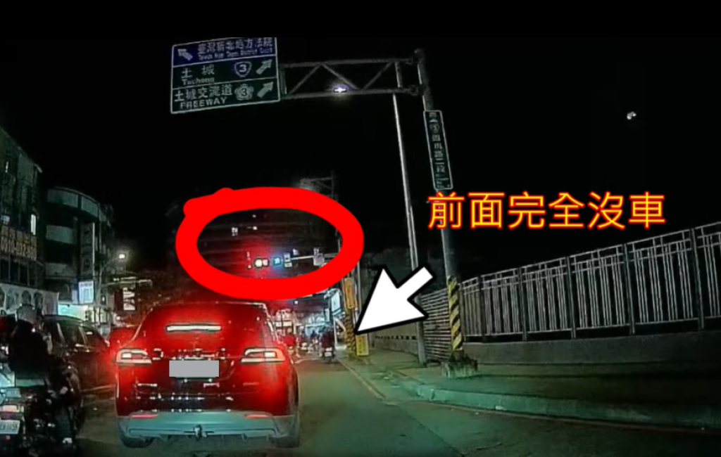 特斯拉卡右轉道全場叭爆！民眾怒檢舉卻遭退：違規不明確？