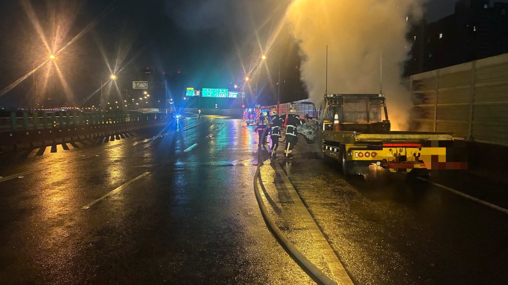 台65線火燒車！　拖吊車突冒煙起火駕駛急逃生