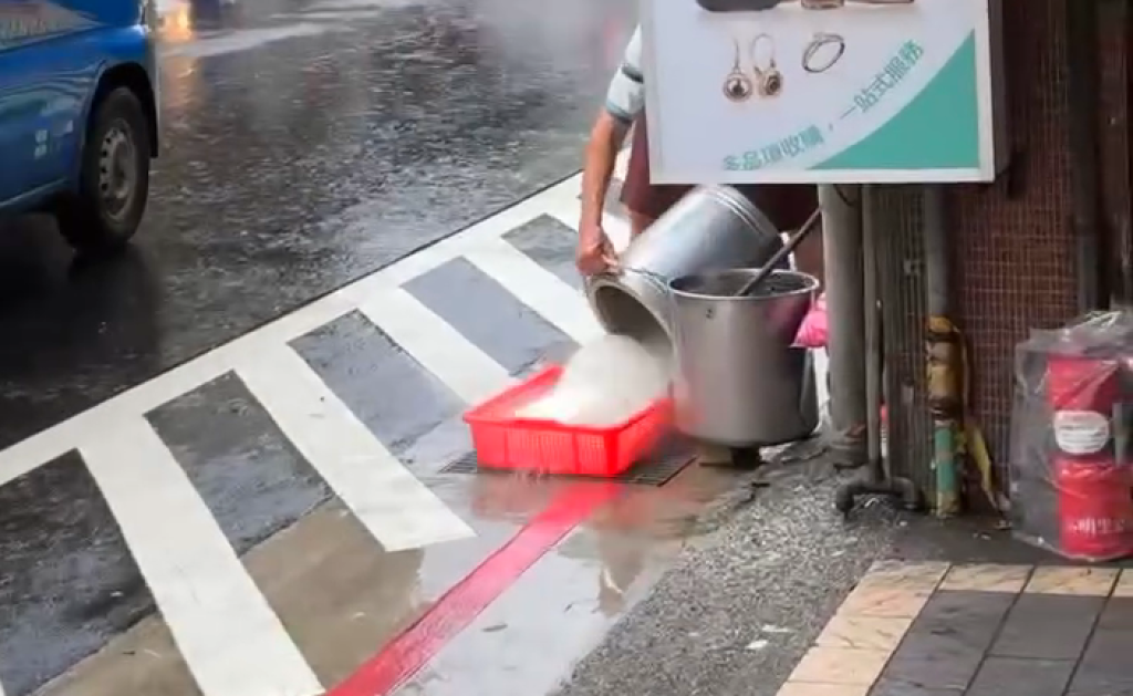 影／店家「水溝蓋上洗冬粉」！被刷爆負評剩2.9星　網友：真的在地美食