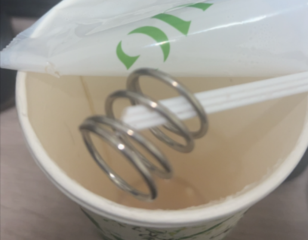 喝UG TEA手搖飲出現「金屬彈簧」　疑封口機零件！業者回應了