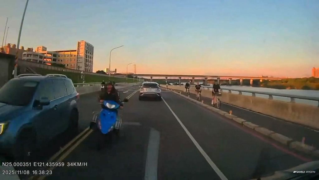 影／四輪機車遇車陣「逆向超車」　駕駛閃避不及撞上怒罵6字經！無奈問：這個怎麼閃