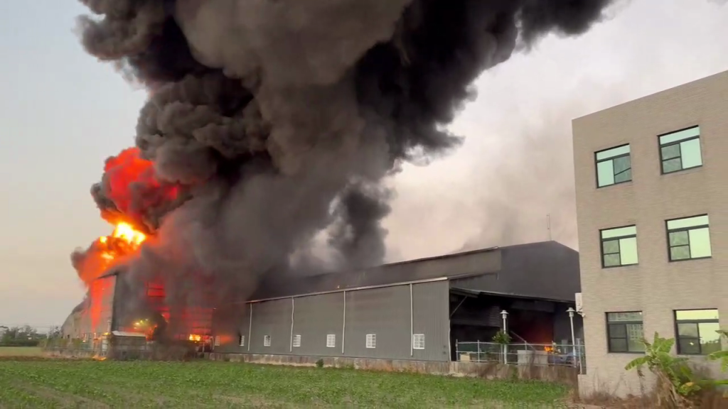 快訊／台南安定工廠火警！惡火狂竄...濃煙驚人　消防搶救中