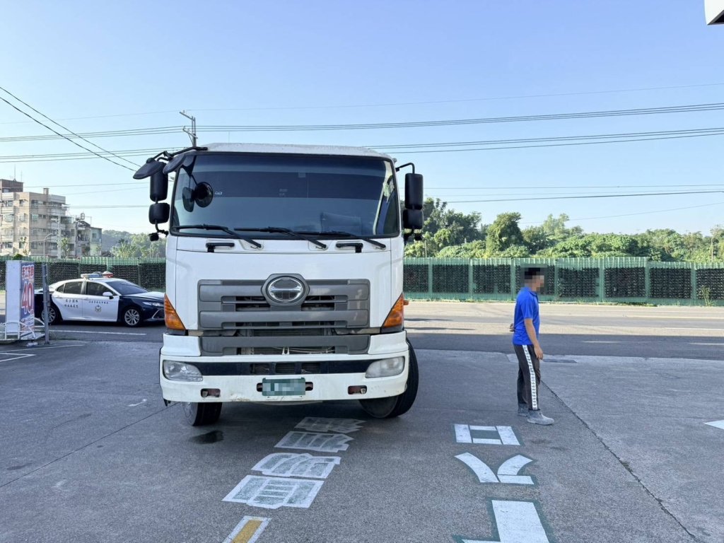 快訊／悲劇！高雄婦步行遭大車輾過「困車底」 宣告不治