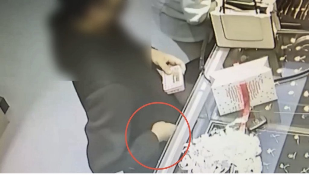 假買黃金真行竊 22歲女賣家慘被「調包」  嫌犯驗貨趁隙奪走金手鍊落跑