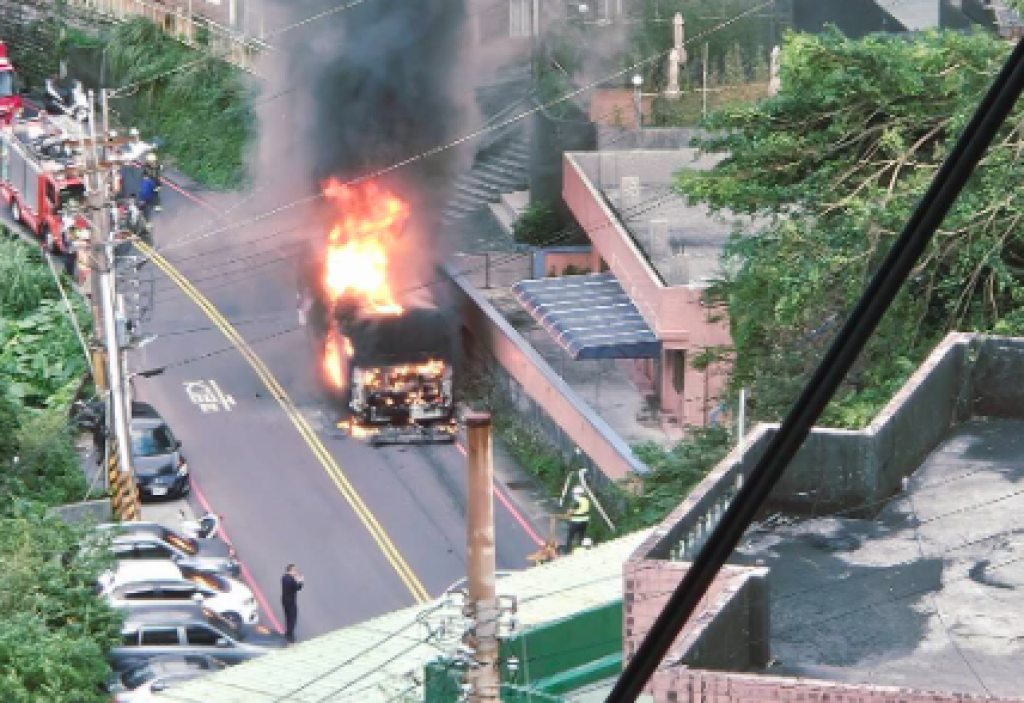影／九份驚傳遊覽車火燒車　冒煙後竄出火焰瞬間影片曝光