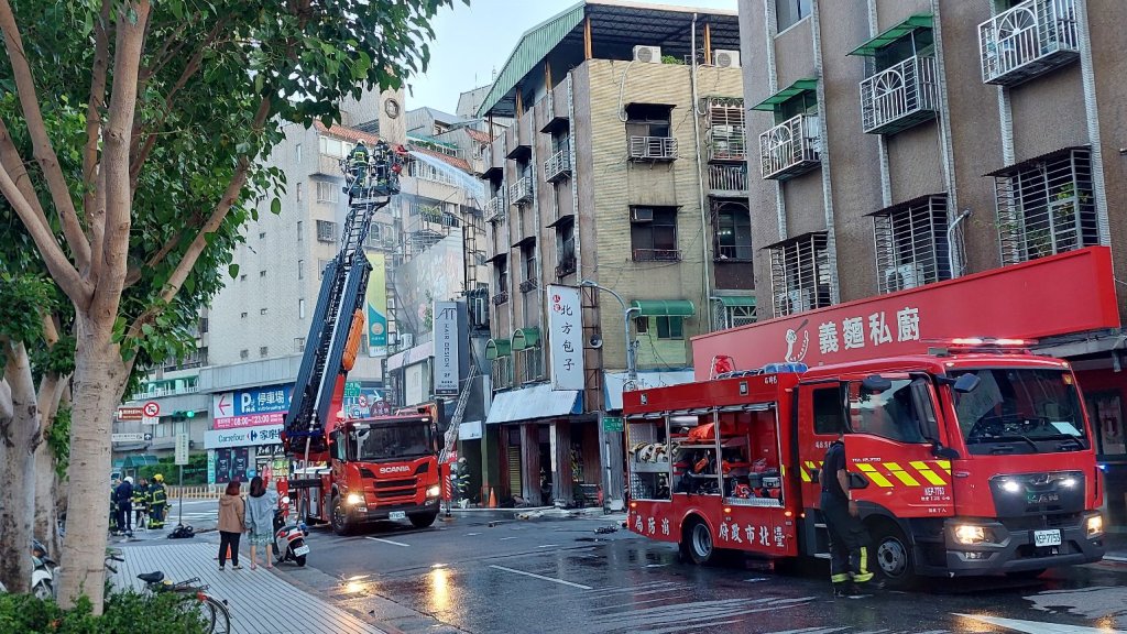 快訊／天母德行西路餐廳火警！外推鐵皮加蓋陷火海
