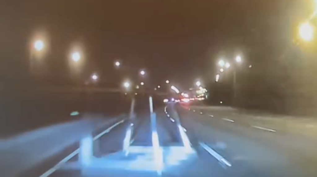 國道掉落物釀禍！ 　小貨車篷架掉落車道害8車撞擊受損  