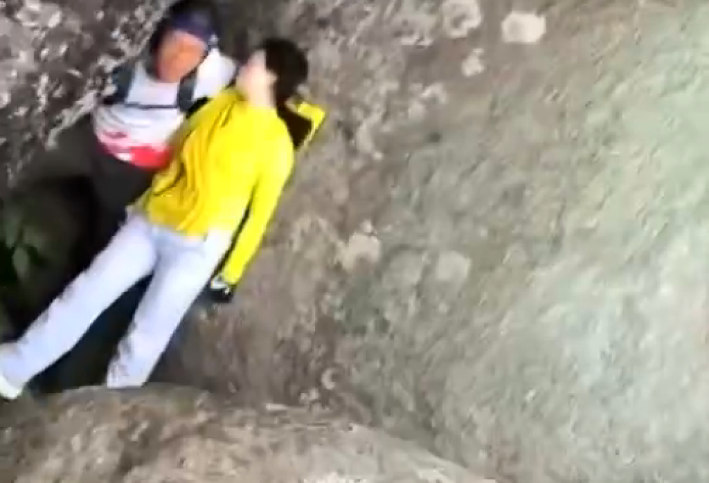 影／摔下山影片曝光！陸女爬山石頭間跳躍「我來個跳的」　失足後仰墜落粉碎性骨折