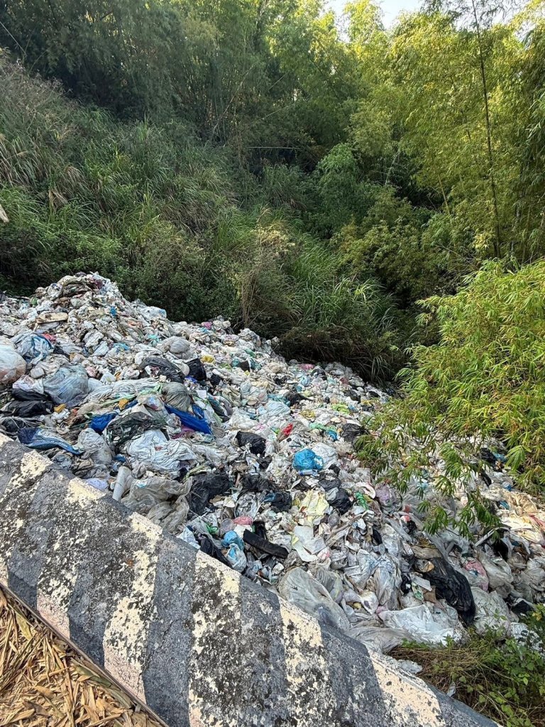 高雄月世界慘淪「垃圾山」！大量非法垃圾侵佔　居民聞臭氣崩潰