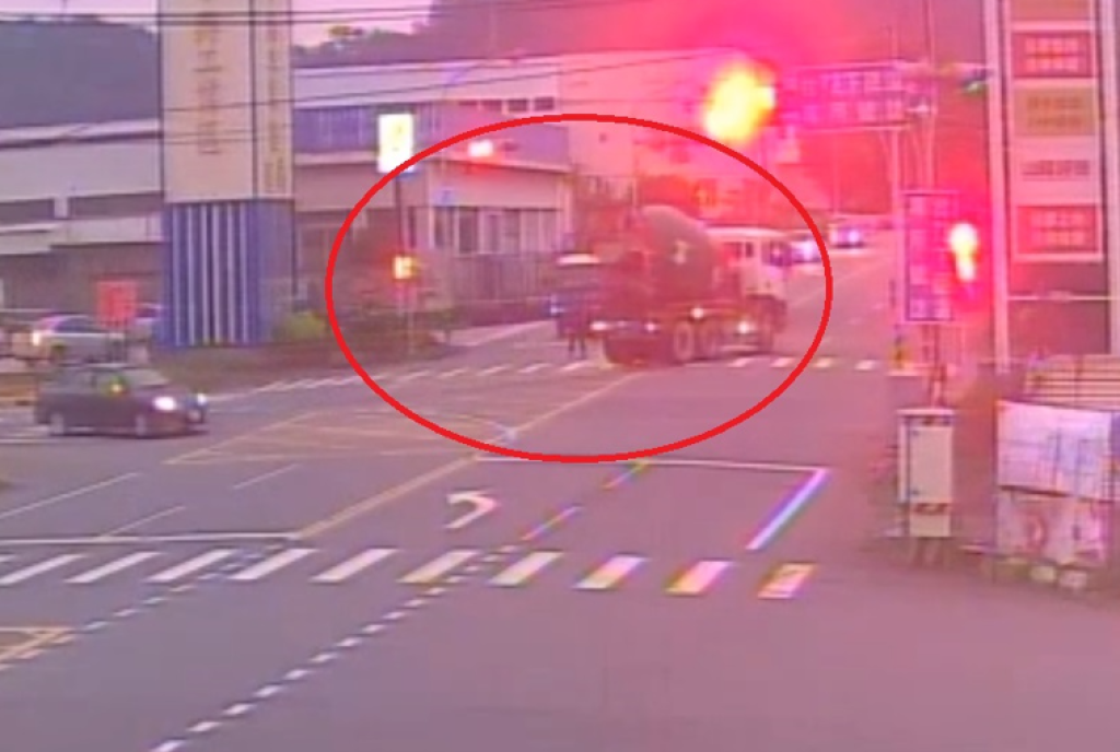  水泥車害的！混凝土散落路面機車騎士犁田受傷　苗警調監視器究辦