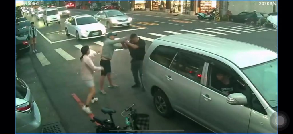 影／行車糾紛？單車騎士出拳猛打「汽車駕駛沒還手慘被揍」　警回應了