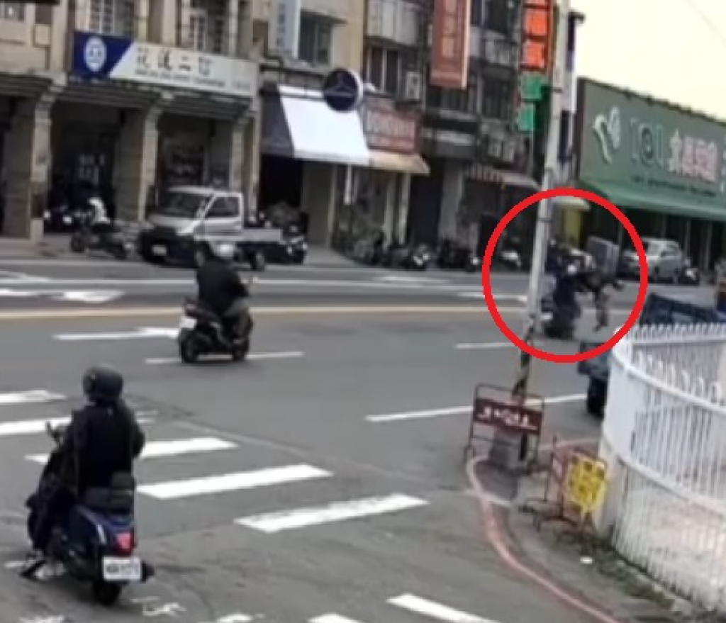 撞擊畫面曝光！大里機車腳踏車相撞　兩名騎士均受傷送醫