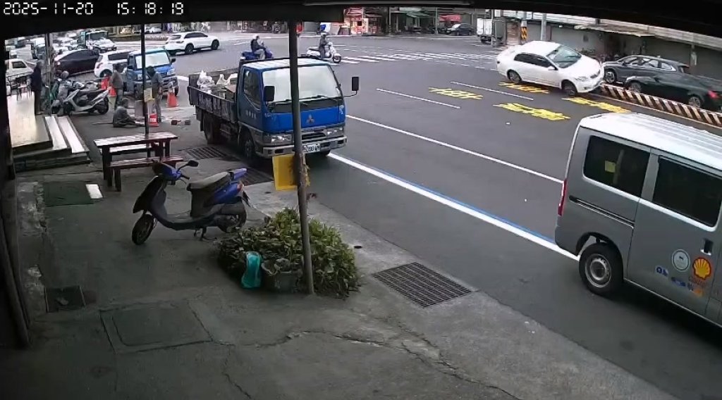 影／轎車疑闖紅燈！先撞單車騎士再撞分隔島　險衝進麥當勞「整排機車全倒」