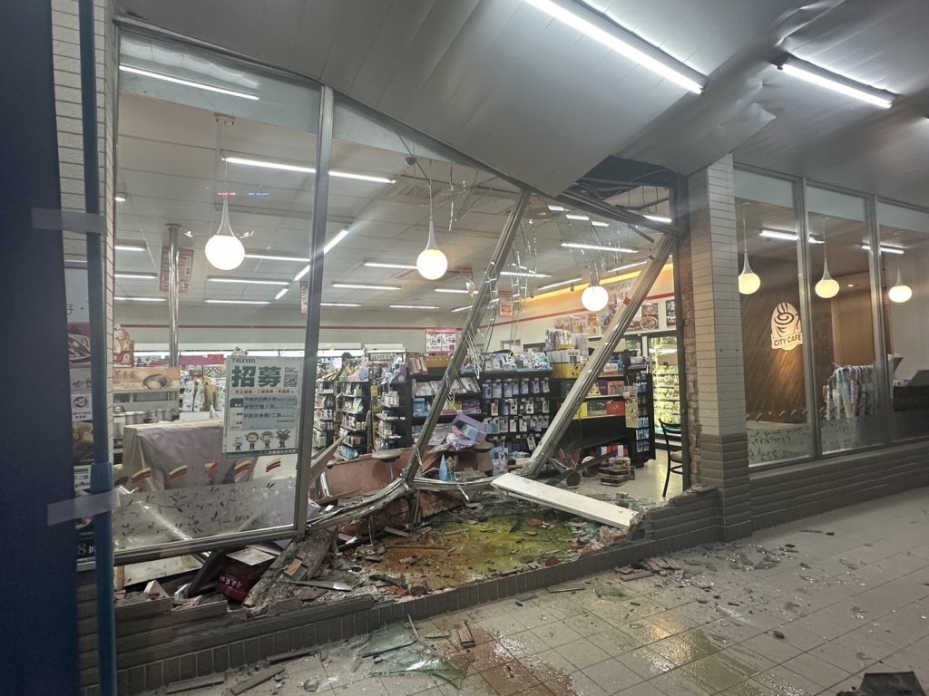 嘉義76歲老翁出「撞」況 ! 停車誤踩油門撞進太保超商