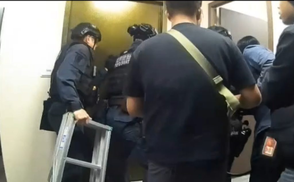 「百家樂職業大賭場」遭警突襲抄掉　62人被帶回、千萬籌碼全數收網