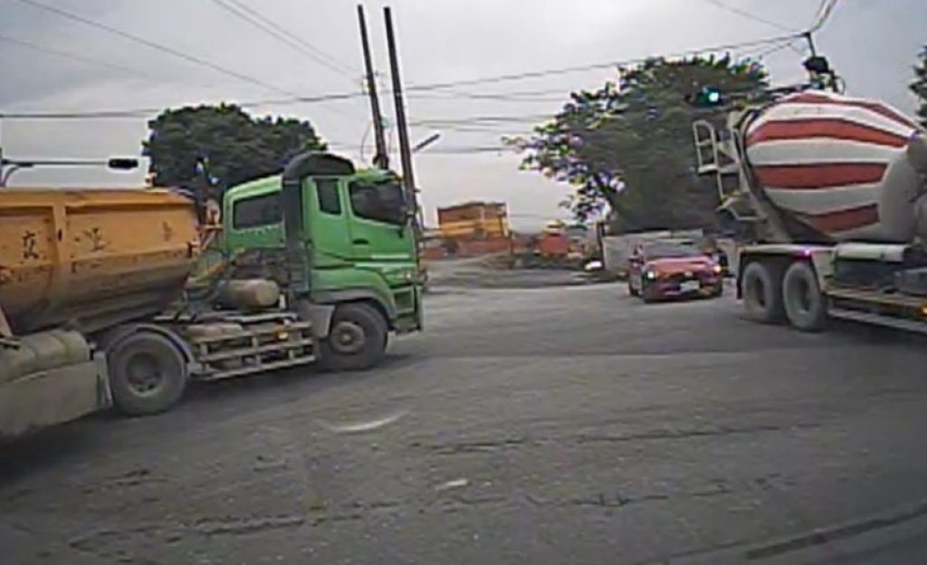 竹山名竹大橋砂石車機車相撞　女騎士一度卡在車底脫困送醫  