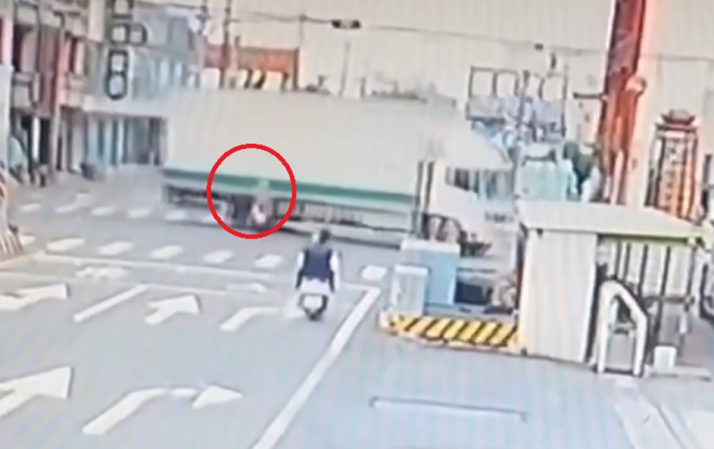 彰化福興死亡車禍撞擊畫面曝光！　79歲翁騎機車撞轉彎大貨車傷重不治