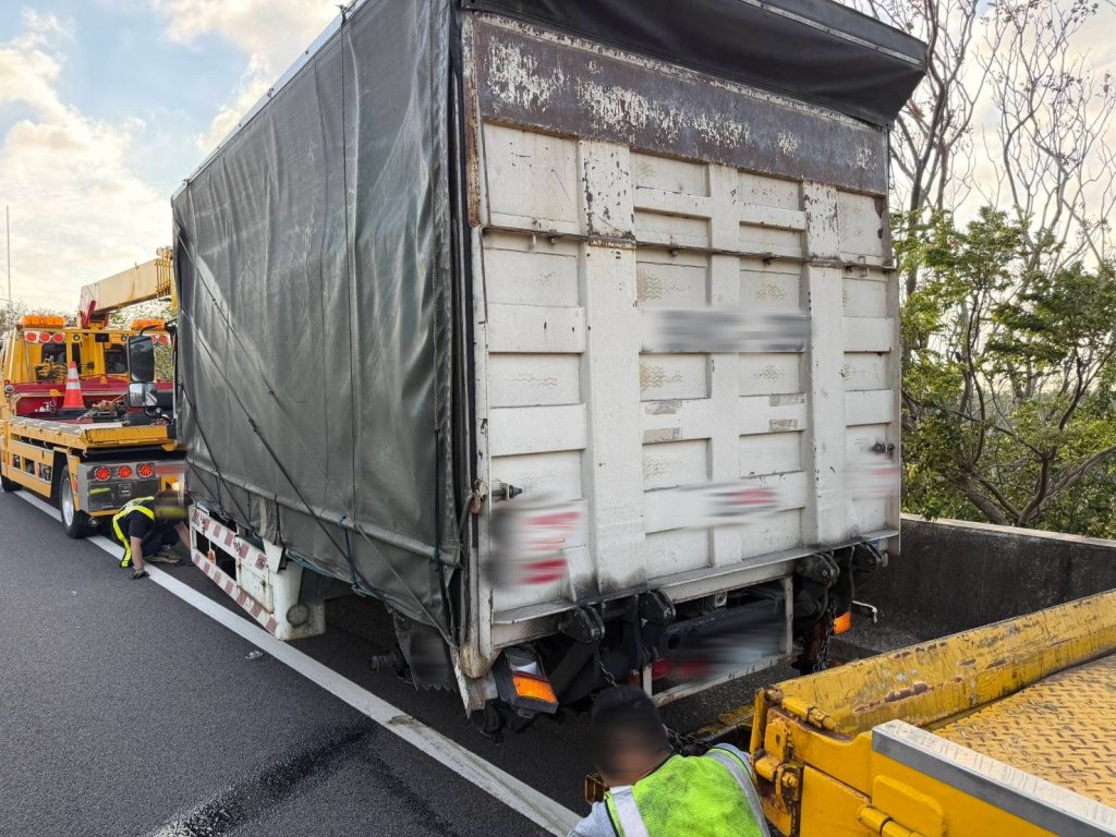 國道死亡車禍！小貨車輪胎掉落釀連車禍　1名大貨車駕駛死亡
