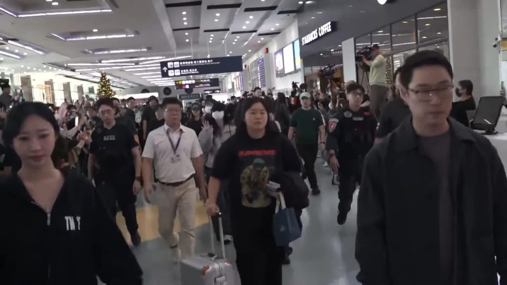 等10年！TWICE降臨高雄...7成員機場現身引暴動　子瑜晚班獨飛返高雄