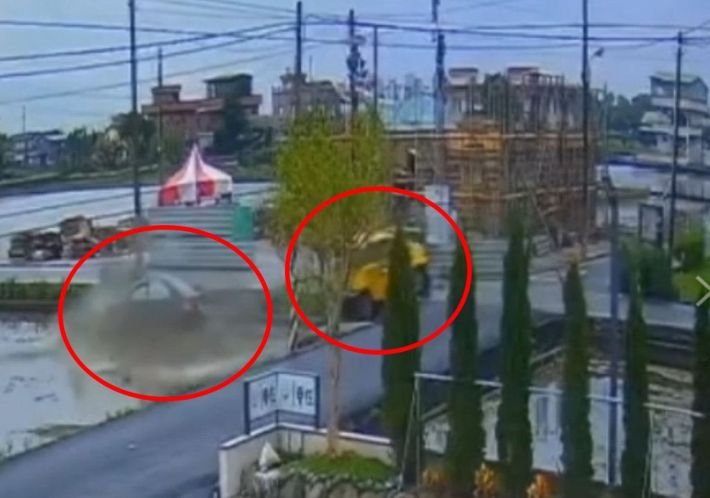 路口秒變「滑水道」！宜蘭小黃撞轎車…雙雙落水田　4人受傷送醫