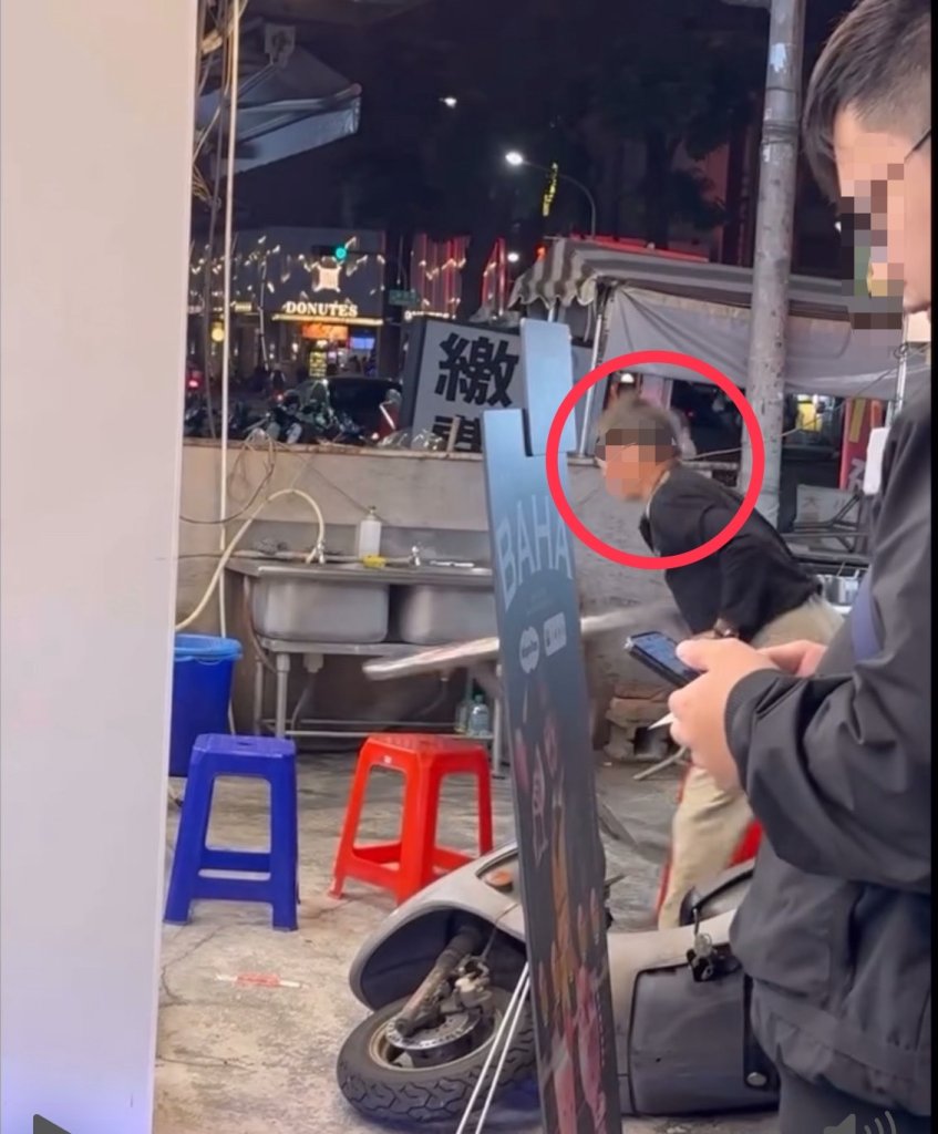 高雄醉男買宵夜不順眼！怒推機車、掀桌惹眾怒 警帶回下場曝