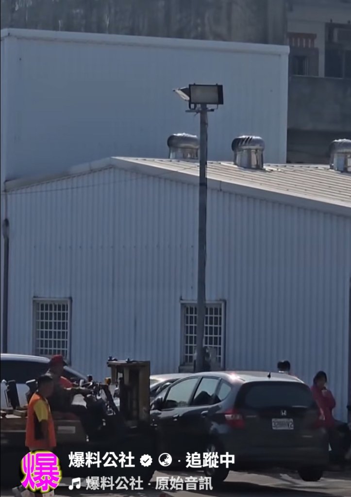 廟會遇上違停！轎車停廟埕不留電話 直接被鏟車「抬著走」