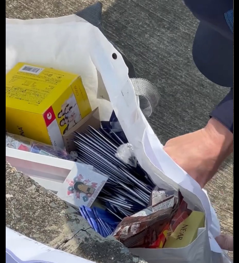 TWICE演唱會場外亂象！「山寨周邊」攤商鳥獸散 警到場僅剩廢棄物已開5單、勸導20件