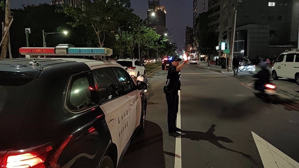 22歲男突「頭暈失控」直衝高雄輕軌號誌桿 車頭全毀撞擊畫面曝