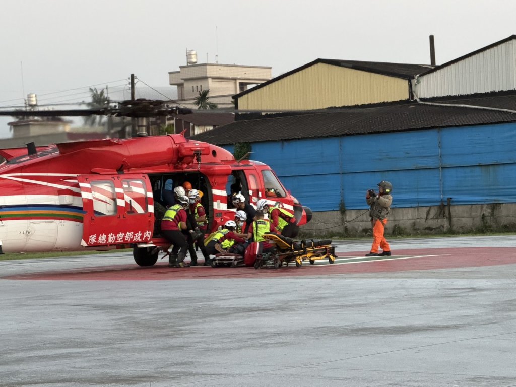 屏獅王瀑布驚魂! 3人連環摔傷 男腿折、女疑顱底骨折 直升機吊掛救命