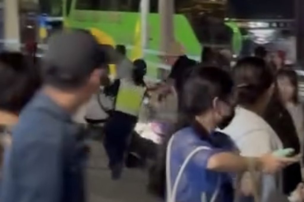 快訊／TWICE會場外出事！「員警慘摔」痛到一度爬不起