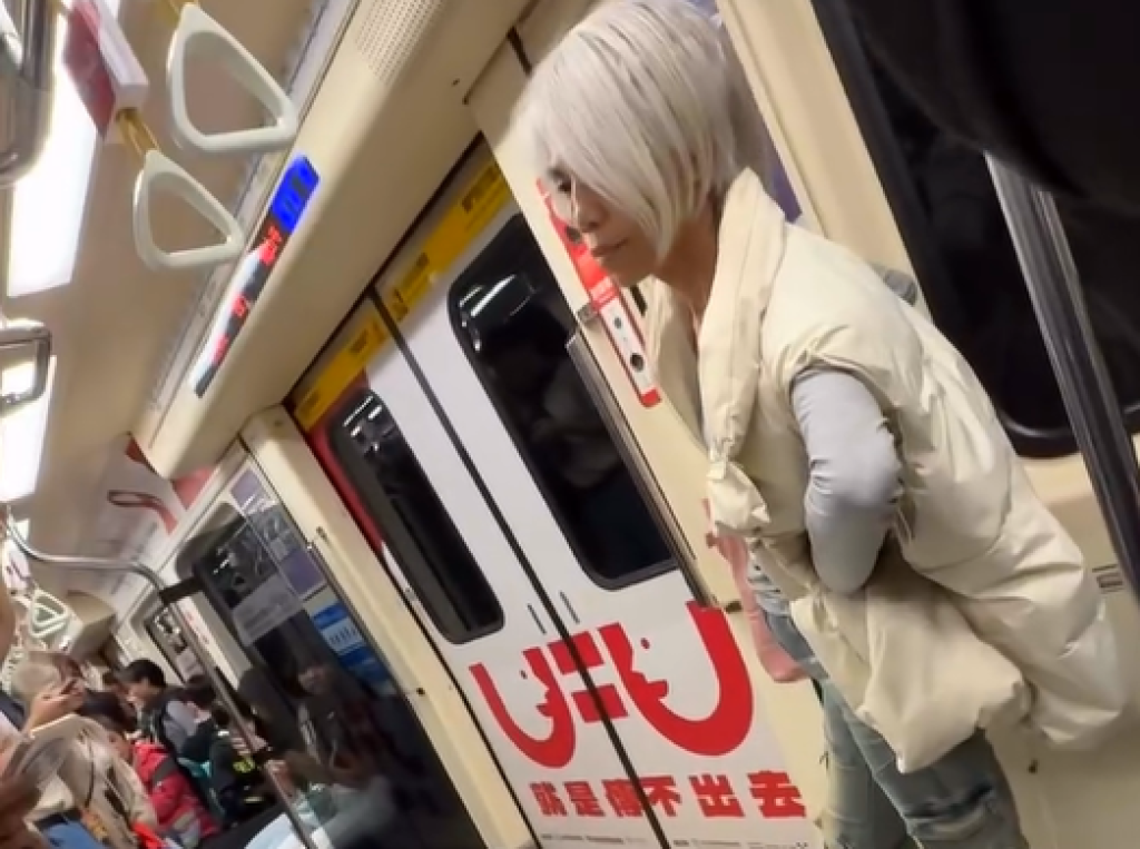 影／北捷車廂內起糾紛！阿嬤亮刀「離阿伯脖子只差3公分」乘客嚇壞　警到場把人抓下車