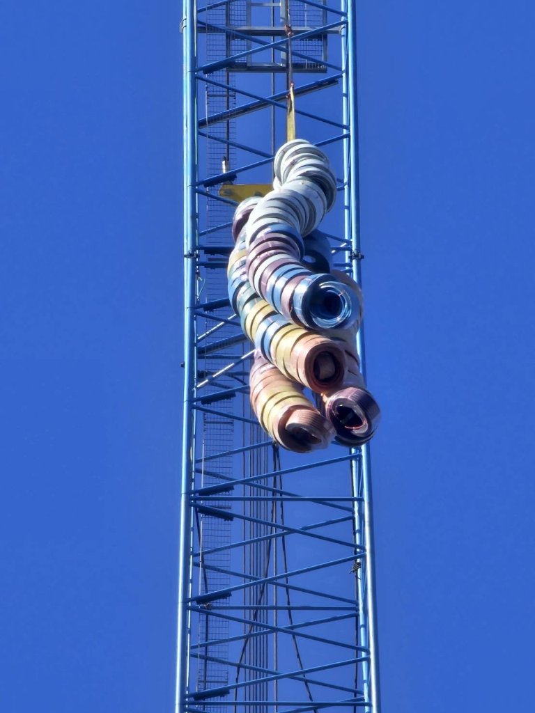 台中建築工地掉落水管砸破車窗！ 　無人受傷業者與車主協調賠償