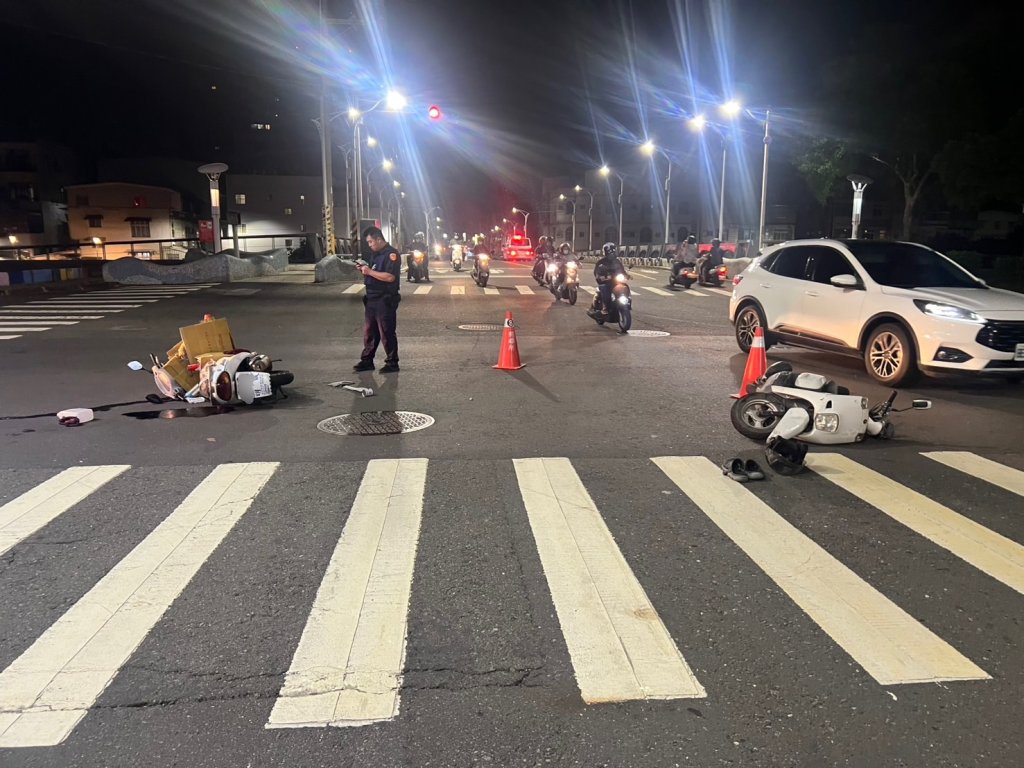 岡山路口兩重機猛撞！女騎士疑闖紅燈釀禍　雙方擦挫傷送醫