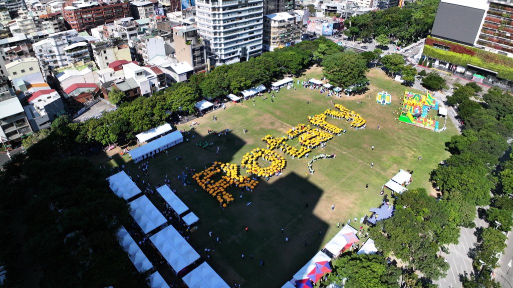 2025扶輪服務日登場　600人排列 ROTARY 傘海震撼市民廣場