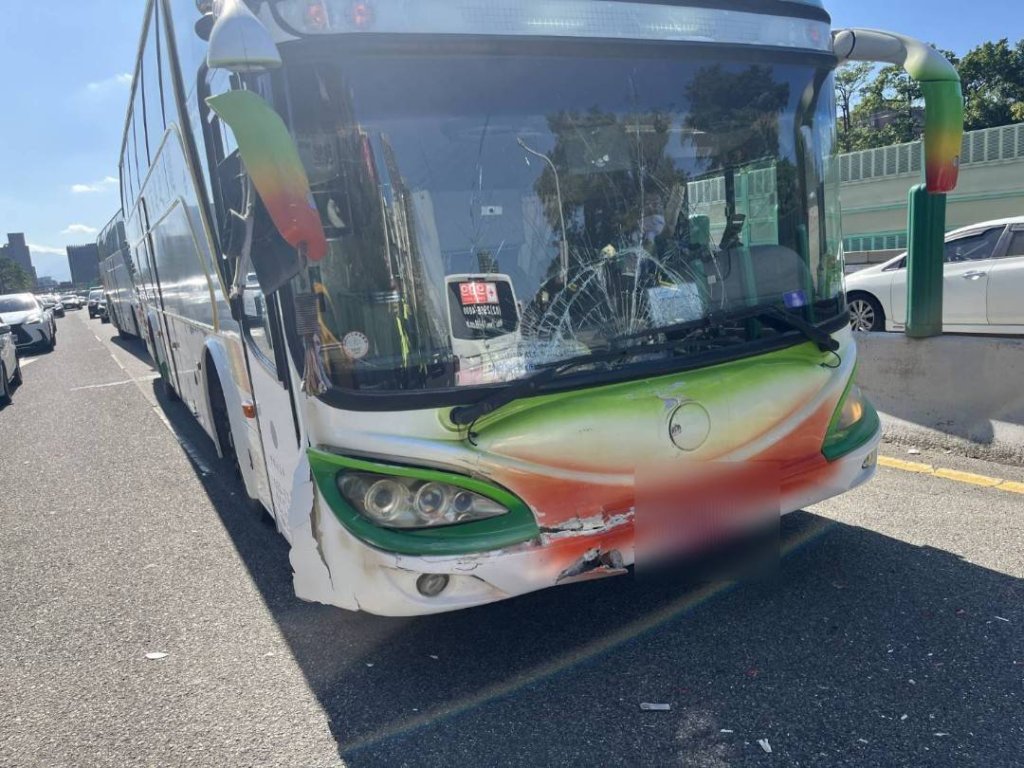 驚險連環撞！北市建國高架救護車「閃車」擦撞奧迪　再遭遊覽車追撞釀3傷