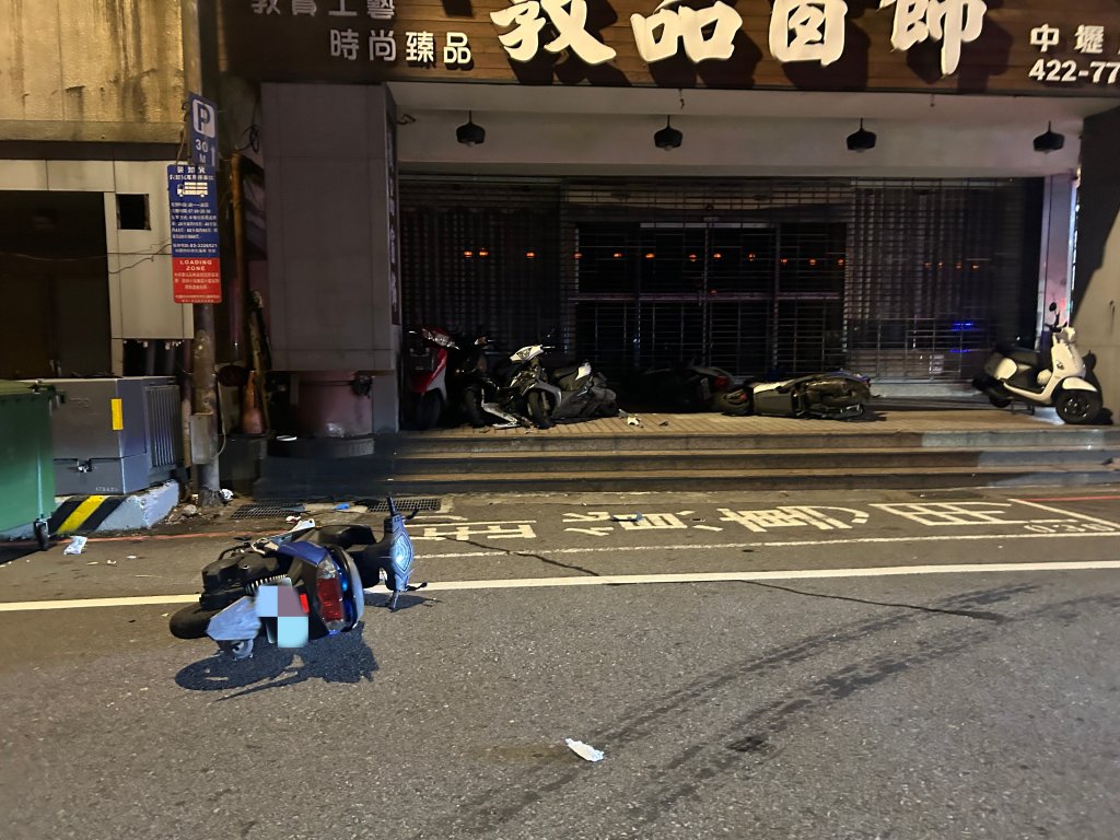 撞擊畫面曝光！中壢機車自撞衝進騎樓　「掃倒5機車垃圾子車」男騎士全身傷