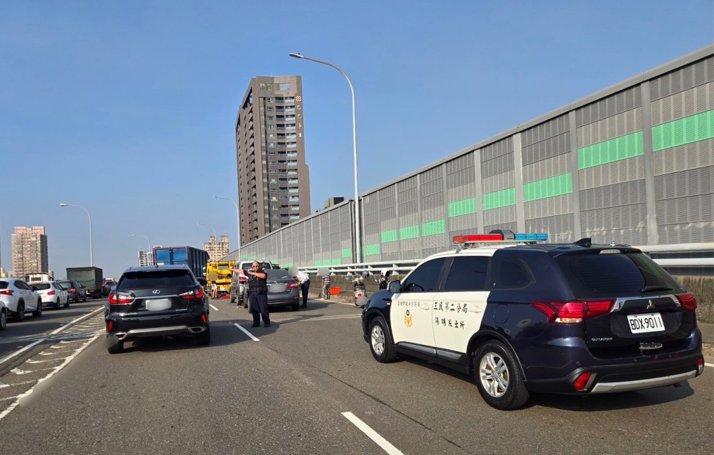 碰！高雄建國-九如路橋連環追撞　3車成「碰碰車」