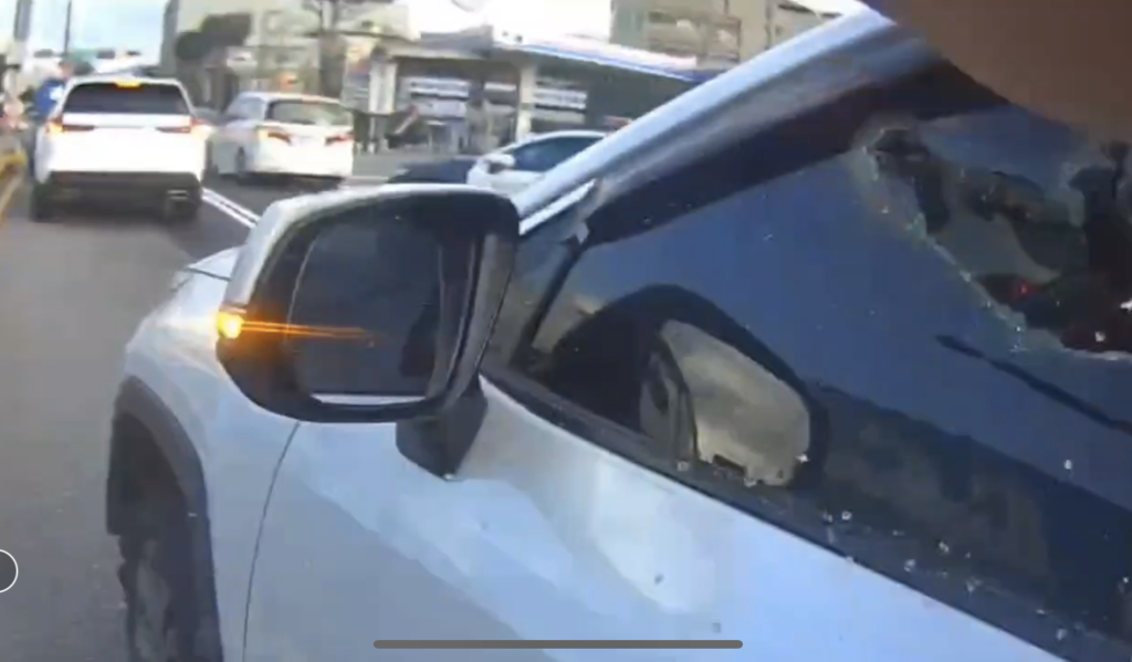 桃園毒駕女拒檢狂逃還撞警車 警開8槍打爆輪胎破窗逮人