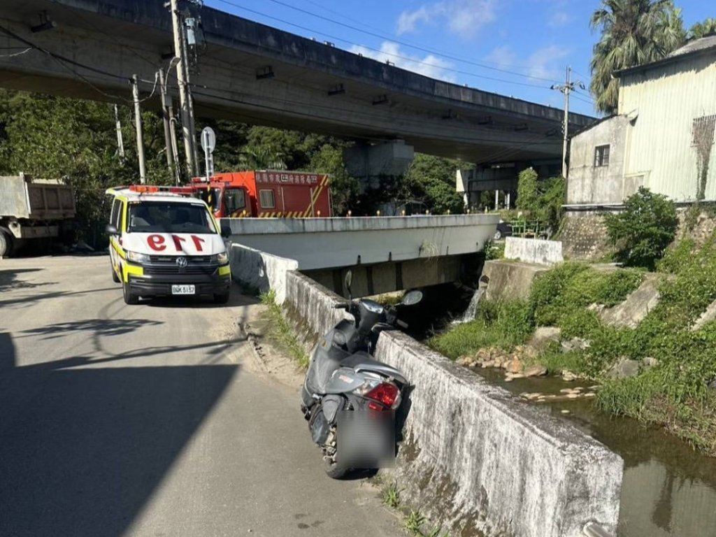 桃園「無照駕駛」女騎士自撞護欄　摔落「1層樓深」水溝