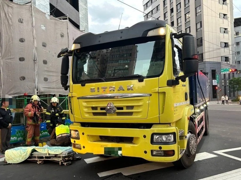 中和驚悚車禍！單車婦遭「右轉砂石車」捲入車底　全身多處骨折