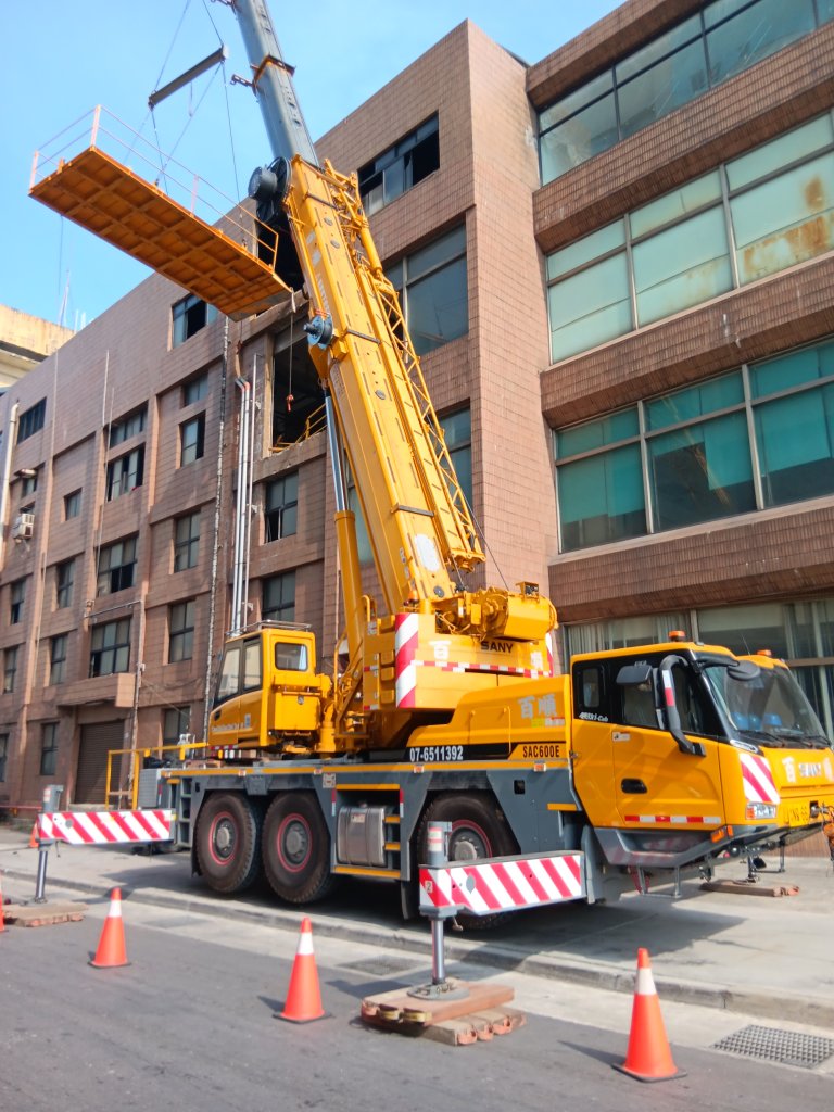 高雄海霸王工安意外！工人4樓「連人帶堆高機」重摔　送醫不治