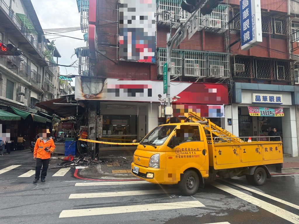 快訊／三重正義北路火警　疑變電箱走火燒毀店家招牌