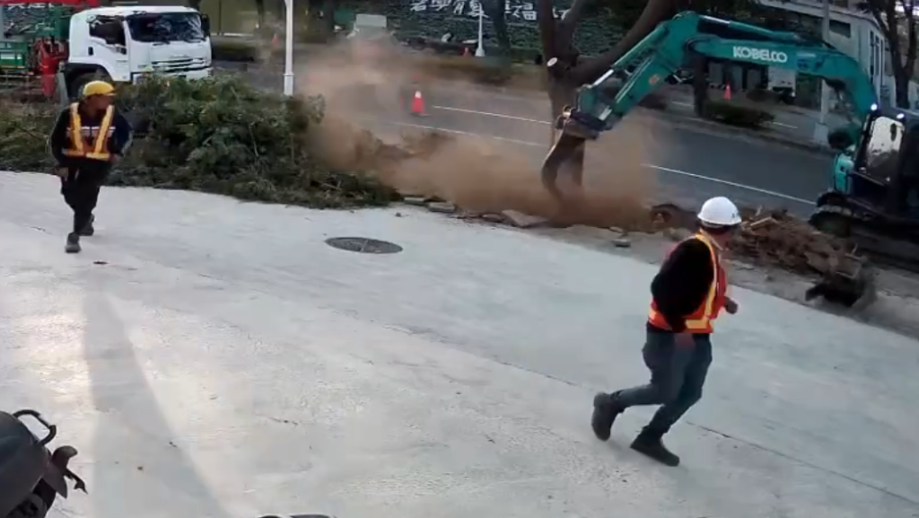 台中天然瓦斯外洩！施工不慎挖斷管線　警消及斯公司人員到場戒護搶修