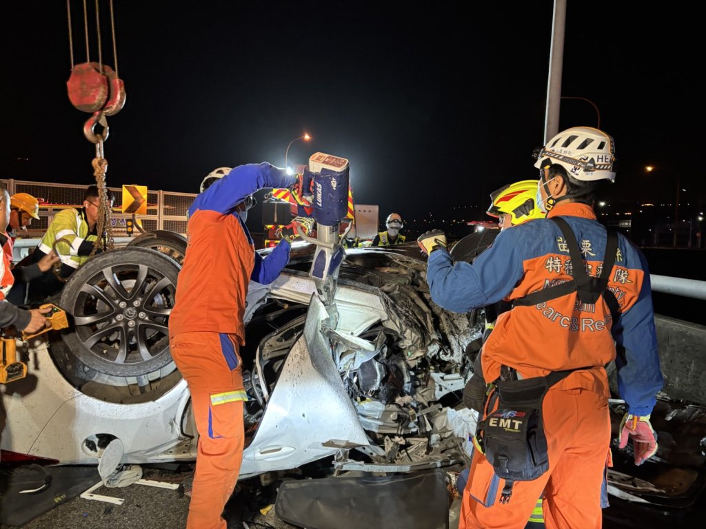 銅鑼交流道南下匝道出口轎車自撞翻覆！　男駕駛受困車內救出OHCA送醫