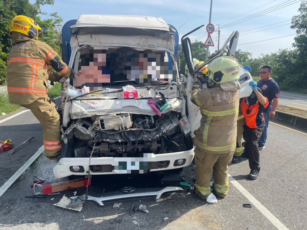 善化驚險對撞！小貨車狠撞砂石車　2人卡變形車體
